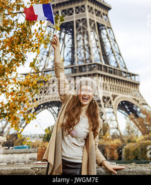 Herbst Kurzurlaube in Paris. lächelnde junge Touristen Frau am Ufer in Paris, Frankreich steigt Flagge Stockfoto