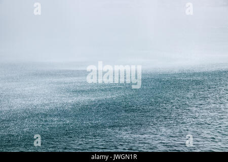 Schwere Regenfälle auf einer Wasseroberfläche. Stockfoto