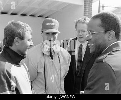 Baseball Kurt Schmoke, der Bürgermeister von Baltimore, 2 Mendelejew Baseball Spieler aus der Sowjetunion, ein Dolmetscher, Homewood Feld, 1988. Stockfoto