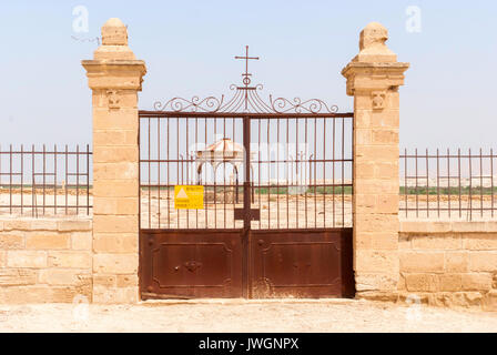 Minenfeld Zeichen in Hebräisch, Arabisch, Englisch in Jordan Valley, Israel Stockfoto