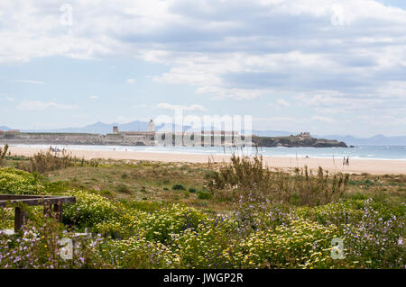 Tarifa: der Leuchtturm von Punta de Tarifa, dem südlichsten Punkt der Iberischen Halbinsel und dem europäischen Festland vom Playa de Los Lances gesehen Stockfoto