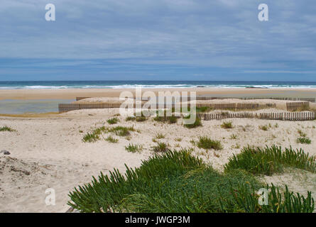 Spanien: Playa de Los Lances, der größte Strand von Tarifa, Stadt auf der südlichsten Küste mit Blick auf die Meerenge von Gibraltar und Marokko. Stockfoto