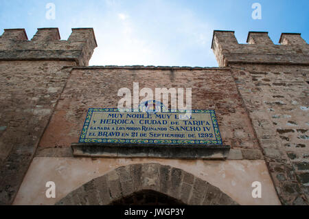 Tarifa, Spanien, Europa: die Jerez Tor, der einzige Eingang durch den alten maurischen Stadtmauern verbleibenden der vier ursprünglichen Stockfoto