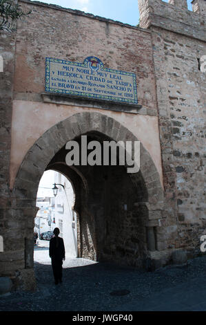 Tarifa, Spanien, Europa: die Jerez Tor, der einzige Eingang durch den alten maurischen Stadtmauern verbleibenden der vier ursprünglichen Stockfoto