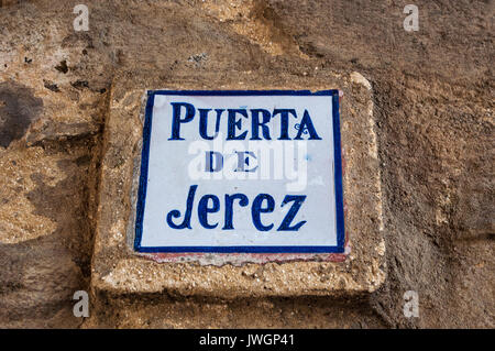 Tarifa, Spanien, Europa: Zeichen von Jerez Tor, der einzige Eingang durch den alten maurischen Stadtmauern verbleibenden der vier ursprünglichen Stockfoto