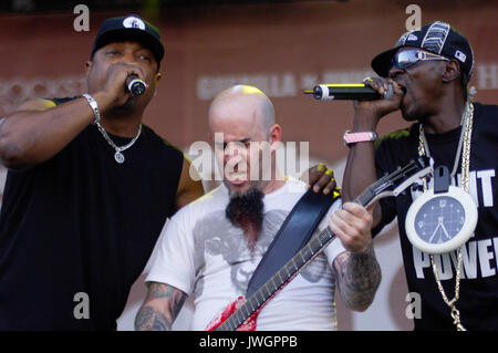 (L - R) Chuck D, Scott Ian, Flavor Flav Public Enemy führt 2007 Rock Glocken Festival San Bernardino, CA Stockfoto