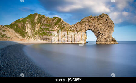 Abendsonne über Durdle Door entlang der Jurassic Coast, Dorset, England Stockfoto