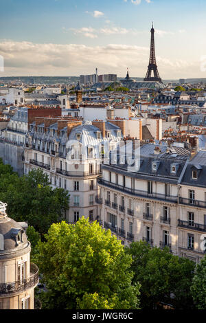 Am Abend Sonnenlicht über die Gebäude von Paris Frankreich mit dem Eiffelturm über Paris, Ile de France, Frankreich Stockfoto