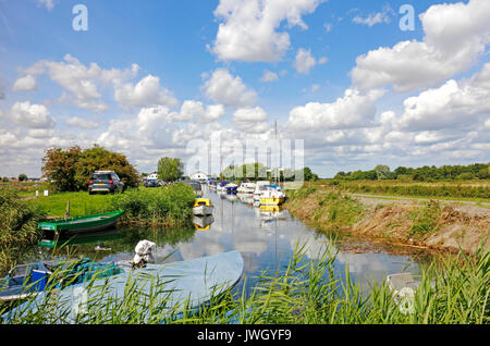 Ein Deich mit angelegten Boote aus dem Fluss Thurne in den Broads Nationalpark an Martham, Norfolk, England, Vereinigtes Königreich. Stockfoto