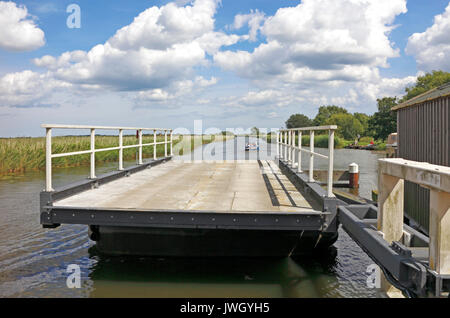 Ein Blick auf die schwebende Hängebrücke über den Fluss Thurne in der geöffneten Position an Martham Fähre, Norfolk, England, Vereinigtes Königreich. Stockfoto