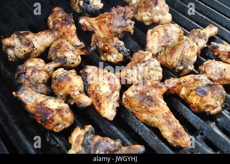 Chicken Wing Stücke auf einen heißen Sommer Grill Stockfoto