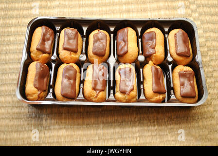 Schokolade Eclairs bereit, als Dessert serviert. Stockfoto