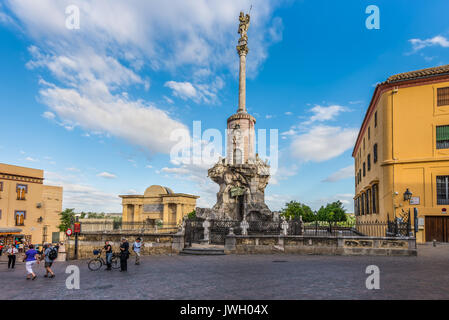 Cordoba, Spanien - 20. Mai 2014: Blick auf Saint Raphael Triumph Statue auf dem Guadalquivir Damm in Cordoba, Andalusien, Spanien. Stockfoto