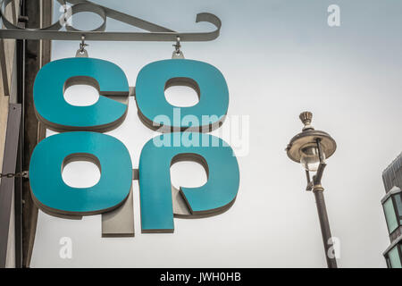 Die Co-operative Bank unterzeichnen auf dem Strand, London, UK Stockfoto