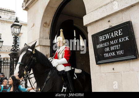 Horse Guard Sentry außerhalb der Household Cavalry Museum, Horse Guards Parade, Whitehall, London, England, UK. Stockfoto