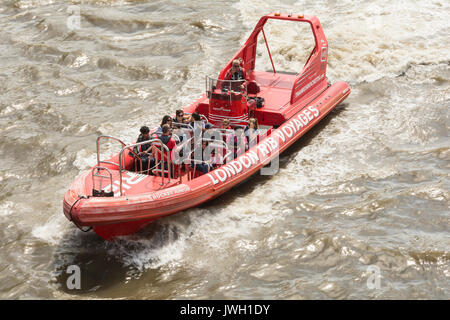 Touristen genießen eine schnelle Fahrt auf der Themse in London Rippe Voyages aufblasbar. London, Großbritannien. Stockfoto