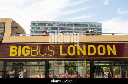 Ein London, offenen, Tour bus auf die Westminster Bridge, vor St Georges' Hospital, London, UK. Stockfoto