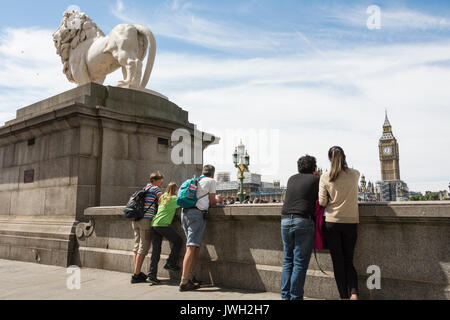 Die South Bank Coade steinernen Löwen, von William F. Woodington, auf die Westminster Bridge, London, UK Stockfoto