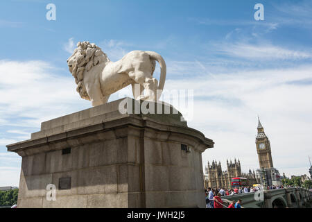 Die South Bank Coade steinernen Löwen, von William F. Woodington, auf die Westminster Bridge, London, UK Stockfoto