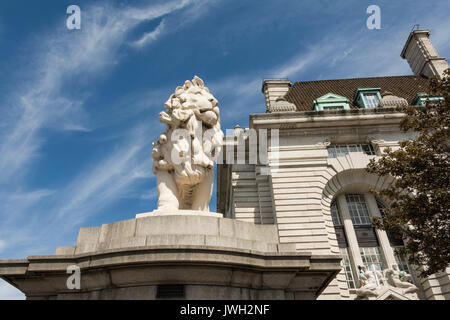 Die South Bank Coade steinernen Löwen, von William F. Woodington, auf die Westminster Bridge, London, UK Stockfoto