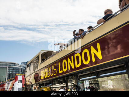 Eine offene top Big Bus London Tours Bus auf die Westminster Bridge, London, UK Stockfoto