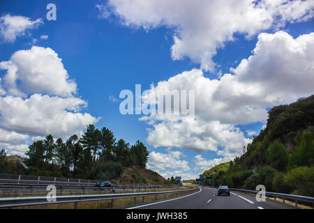Autovía A-52. Straße, Horizon, Auto. Spanien. Bild aufgenommen - vom 29. Juli 2017. Stockfoto