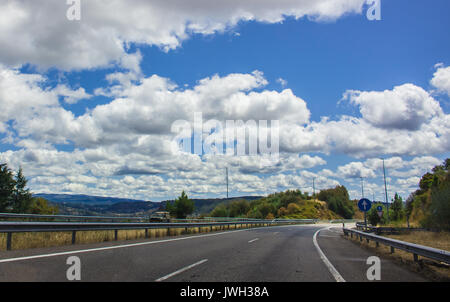 Autovía A-52. Straße, Horizon, Auto. Spanien. Bild aufgenommen - vom 29. Juli 2017. Stockfoto