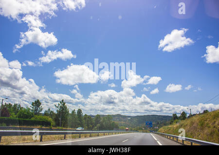 Autovía A-52. Straße, Horizon, Auto. Spanien. Bild aufgenommen - vom 29. Juli 2017. Stockfoto