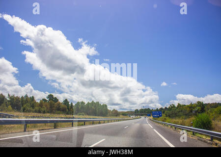 Autovía A-52. Straße, Horizon, Auto. Spanien. Bild aufgenommen - vom 29. Juli 2017. Stockfoto