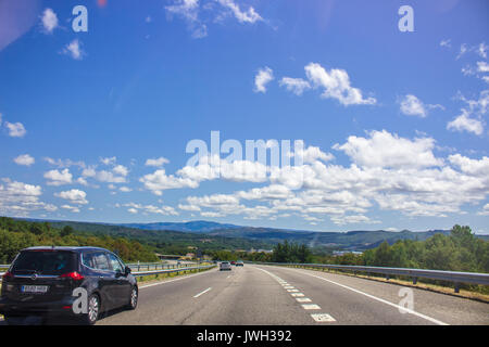 Autovía A-52. Straße, Horizon, Auto. Spanien. Bild aufgenommen - vom 29. Juli 2017. Stockfoto