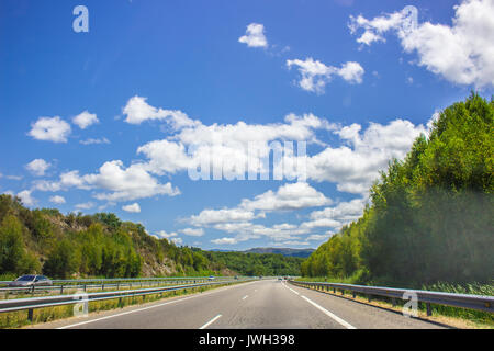 Autovía A-52. Straße, Horizon, Auto. Spanien. Bild aufgenommen - vom 29. Juli 2017. Stockfoto