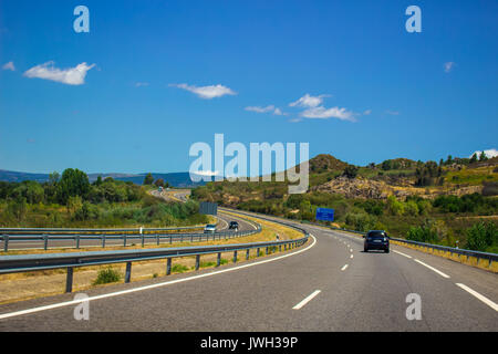 Autovía A-52. Straße, Horizon, Auto. Spanien. Bild aufgenommen - vom 29. Juli 2017. Stockfoto