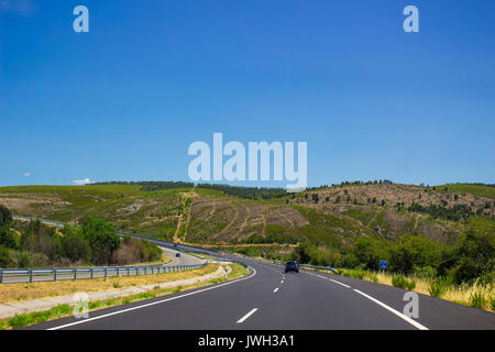 Autovía A-52. Straße, Horizon, Auto. Spanien. Bild aufgenommen - vom 29. Juli 2017. Stockfoto