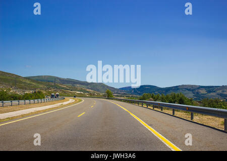 Autovía A-52. Straße, Horizon, Auto. Spanien. Bild aufgenommen - vom 29. Juli 2017. Stockfoto