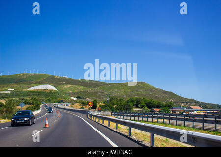 Autovía A-52. Straße, Horizon, Auto. Spanien. Bild aufgenommen - vom 29. Juli 2017. Stockfoto