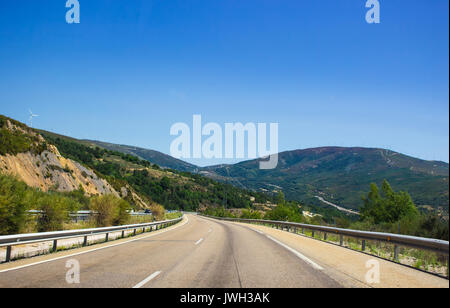 Autovía A-52. Straße, Horizon, Auto. Spanien. Bild aufgenommen - vom 29. Juli 2017. Stockfoto