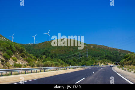 Autovía A-52. Straße, Horizon, Auto. Spanien. Bild aufgenommen - vom 29. Juli 2017. Stockfoto