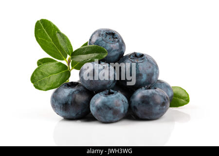 Heidelbeeren, die isoliert auf weißem Hintergrund Stockfoto