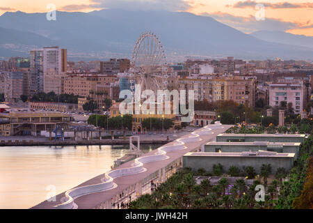 Luftaufnahme von Malaga und seine Riesenrad am Abend, Malaga, Andalusien, Spanien Stockfoto