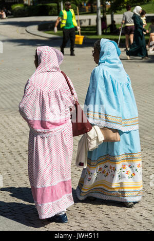 Zwei elegante Muslimische Frauen auf, zarte Khimar - traditionelle islamische Kleidung Stockfoto