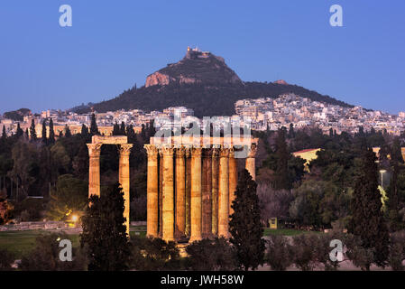 Blick auf den Tempel des Olympischen Zeus und den Berg Lycabettus am Abend, Athen, Griechenland Stockfoto