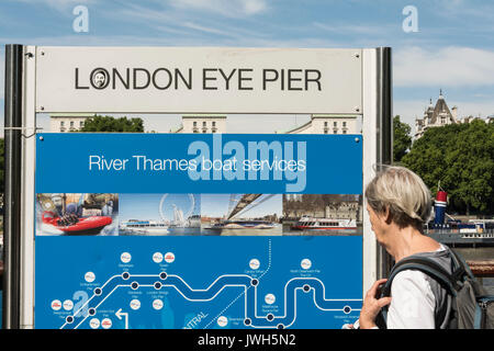 Touristen am London Eye Pier - ein Riesenrad am Südufer der Themse in London, UK. Stockfoto