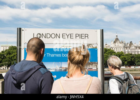 Touristen am London Eye Pier - ein Riesenrad am Südufer der Themse in London, UK. Stockfoto