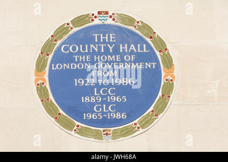 Eine blaue Plakette außerhalb der ehemaligen County Hall und Heimat von London örtliche Regierung von 1922-1986. Stockfoto
