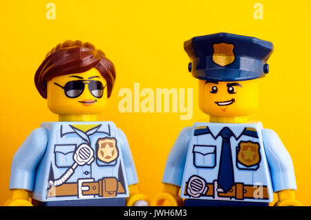Tambow, Russische Föderation - Juni 03, 2017, Porträt von Lego Polizist und polizistin Minifiguren auf gelben Hintergrund. Studio gedreht. Stockfoto