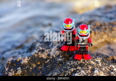 Paphos, Zypern - Oktober 09, 2016 Zwei Lego Taucher Minifiguren auf Sea Rock. Stockfoto