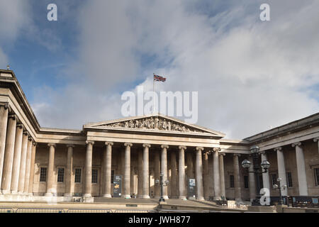 Bloomsbury, London, UK. 12. August 2017. Es gab Schlangen von 7.00 auf einer trockenen, sonnigen Tag in London berufskranheiten das Britische Museum für das letzte Wochenende der Hakusai Ausstellung. Eintrittskarten seit Wochen ausverkauft, aber ein paar Tickets für den Morgen Touristen verfügbar gemacht worden. Katsushika Hokusai (1760 - 1849) gilt als die berühmtesten und einflussreichsten Japan Künstler angesehen. Er produzierte Werke von erstaunlicher Qualität bis zu seinem Tod im Alter von 90 Jahren. Credit: WansfordPhoto/Alamy leben Nachrichten Stockfoto