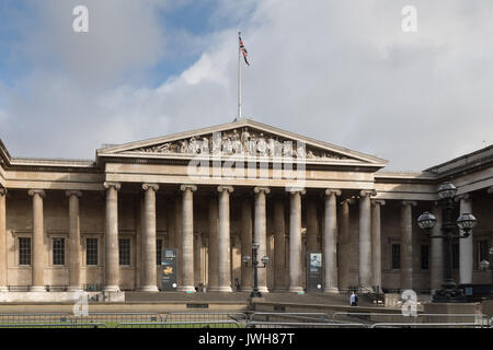 Bloomsbury, London, UK. 12. August 2017. Es gab Schlangen von 7.00 auf einer trockenen, sonnigen Tag in London berufskranheiten das Britische Museum für das letzte Wochenende der Hakusai Ausstellung. Eintrittskarten seit Wochen ausverkauft, aber ein paar Tickets für den Morgen Touristen verfügbar gemacht worden. Katsushika Hokusai (1760 - 1849) gilt als die berühmtesten und einflussreichsten Japan Künstler angesehen. Er produzierte Werke von erstaunlicher Qualität bis zu seinem Tod im Alter von 90 Jahren. Credit: WansfordPhoto/Alamy leben Nachrichten Stockfoto