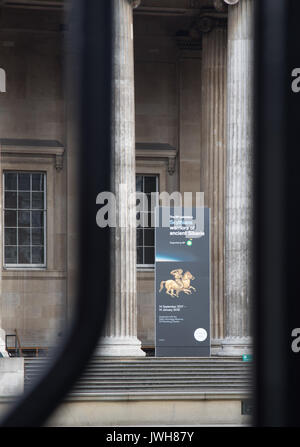 Bloomsbury, London, UK. 12. August 2017. Es gab Schlangen von 7.00 auf einer trockenen, sonnigen Tag in London berufskranheiten das Britische Museum für das letzte Wochenende der Hakusai Ausstellung. Eintrittskarten seit Wochen ausverkauft, aber ein paar Tickets für den Morgen Touristen verfügbar gemacht worden. Katsushika Hokusai (1760 - 1849) gilt als die berühmtesten und einflussreichsten Japan Künstler angesehen. Er produzierte Werke von erstaunlicher Qualität bis zu seinem Tod im Alter von 90 Jahren. Credit: WansfordPhoto/Alamy leben Nachrichten Stockfoto