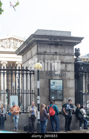 Bloomsbury, London, UK. 12. August 2017. Es gab Schlangen von 7.00 auf einer trockenen, sonnigen Tag in London berufskranheiten das Britische Museum für das letzte Wochenende der Hakusai Ausstellung. Eintrittskarten seit Wochen ausverkauft, aber ein paar Tickets für den Morgen Touristen verfügbar gemacht worden. Katsushika Hokusai (1760 - 1849) gilt als die berühmtesten und einflussreichsten Japan Künstler angesehen. Er produzierte Werke von erstaunlicher Qualität bis zu seinem Tod im Alter von 90 Jahren. Credit: WansfordPhoto/Alamy leben Nachrichten Stockfoto